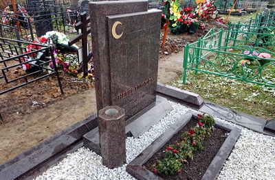Гранитное надгробье с цветником и вазой в форме шестиугольника